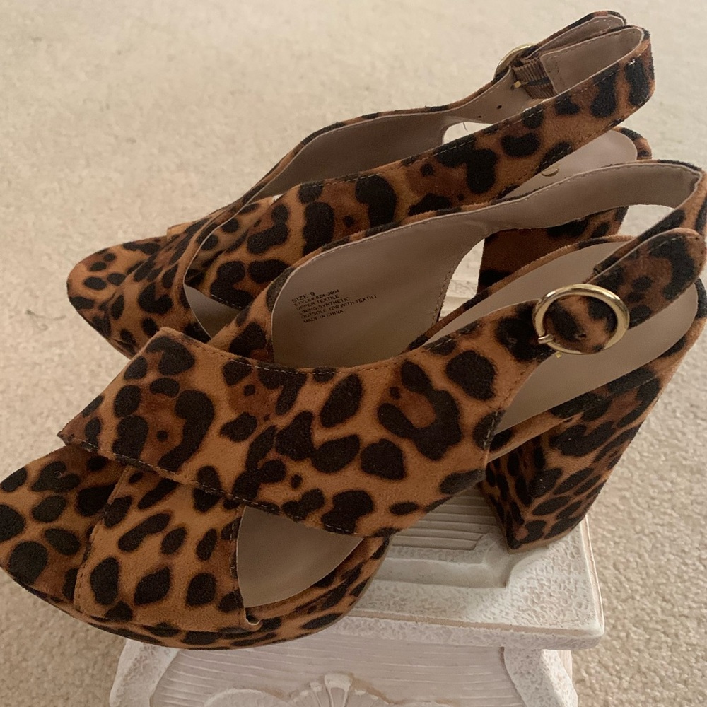 New York &Company Animal Pattern Platform Sandal Shoes